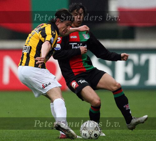 Nijmegen, 3 Mei 2006 Wedstrijd in de Play offs 2e wedstrijd NEC-Vitesse, eindstand 1-1 Seizoen 2005/2006
Richard Knopper in duel met Said Boutahar
© foto Edwin van Zandvoort