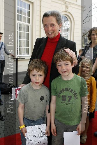 Den haag 3 mei 2006
Premiere Pluk van de Petteflet.
Rita Kok met kleinkinderen
