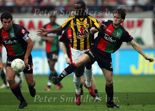 Nijmegen, 3 Mei 2006 Wedstrijd in de Play offs 2e wedstrijd NEC-Vitesse, eindstand 1-1 Seizoen 2005/2006
Rob wielaert in duel met Fred Benson
© foto Edwin van Zandvoort