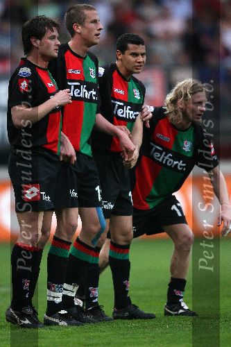 Nijmegen, 3 Mei 2006 Wedstrijd in de Play offs 2e wedstrijd NEC-Vitesse, eindstand 1-1 Seizoen 2005/2006
Rob Wielart, Ronildo Tininho en Bjorn v d Doelen
© foto Edwin van Zandvoort