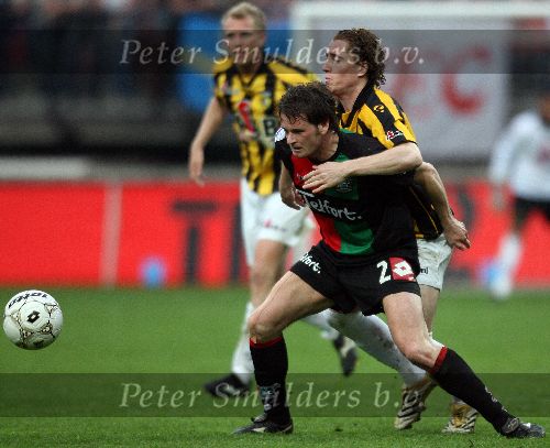 Nijmegen, 3 Mei 2006 Wedstrijd in de Play offs 2e wedstrijd NEC-Vitesse, eindstand 1-1 Seizoen 2005/2006
Rob Wielaert in duel met Gill Swerts
© foto Edwin van Zandvoort