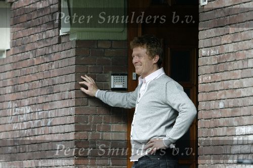 Amsterdam 20 april 2006
Roef Ragas bij de voordeur van zijn huis