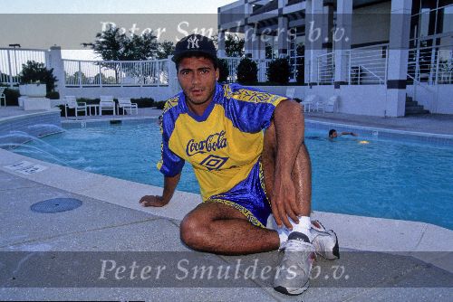 USA, 6 Juli 1994 Romario, spelend voor Brazielie zittend aan het zwembad bij zijn hotel en uitrustend na de gewonnen wedstrijd tegen Nederland