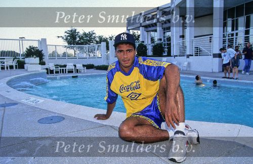 USA, 6 Juli 1994 Romario, spelend voor Brazielie zittend aan het zwembad bij zijn hotel en uitrustend na de gewonnen wedstrijd tegen Nederland