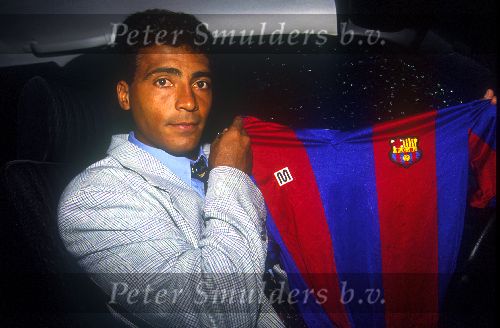 Eindhoven, 1989 Romario met het shirt van FC Barcelona. hij heeft net een contract getekend voor 3 jaar bij de Spaanse kampioen