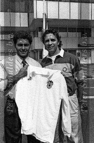 Eindhoven, 24 April 1993 Romario wordt geintervieuwd door Pedro Salazar die toen werkte voor de wereldomroep en later in dienst is getreden als perschef bij PSV met het shirt van FC Valencia