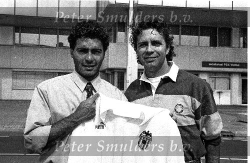 Eindhoven, 24 April 1993 Romario wordt geintervieuwd door Pedro Salazar die toen werkte voor de wereldomroep en later in dienst is getreden als perschef bij PSV met het shirt van FC Valencia