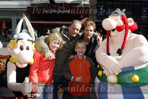 Amsterdam 16 april 2006
Premiere Astrid en de Vikingen in Tuschinski.
Ron Boszhard met vrouw en kinderen