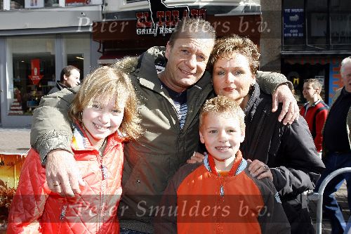 Amsterdam 16 april 2006
Premiere Astrid en de Vikingen in Tuschinski.
Ron Boszhard met vrouw en kinderen