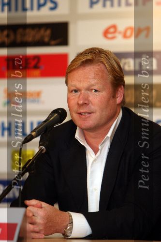 Eindhoven, 11 Mei 2006 Ronald Koeman, de nieuwe trainer van landskampioen PSV tijdens de persconferentie