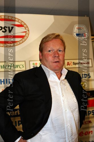 Eindhoven, 11 Mei 2006 Ronald koeman, de nieuwe trainer van landskampioen PSV tijdens de persconferentie
Met links vanhem Pedro Salazar (perschef) en rechts PSV-voorzitter Rob Westerhof