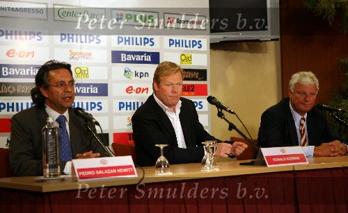Eindhoven, 11 Mei 2006 Ronald koeman, de nieuwe trainer van landskampioen PSV tijdens de persconferentie
Met links vanhem Pedro Salazar (perschef) en rechts PSV-voorzitter Rob Westerhof