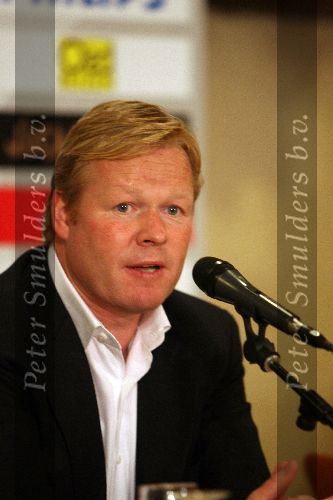 Eindhoven, 11 Mei 2006 Ronald koeman, de nieuwe trainer van landskampioen PSV tijdens de persconferentie
Met links vanhem Pedro Salazar (perschef) en rechts PSV-voorzitter Rob Westerhof