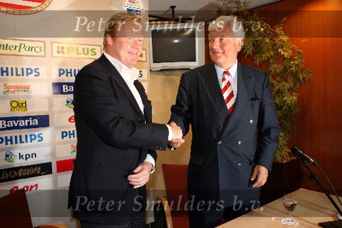Eindhoven, 11 Mei 2006 Ronald koeman, de nieuwe trainer van landskampioen PSV tijdens de persconferentie
Rechts PSV-voorzitter Rob Westerhof