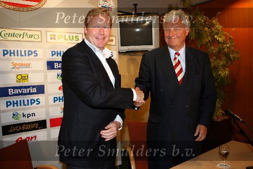Eindhoven, 11 Mei 2006 Ronald koeman, de nieuwe trainer van landskampioen PSV tijdens de persconferentie
met rechts PSV-voorzitter Rob Westerhof