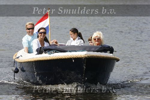 Amsterdam 4 mei 2006
Ton Veerkamp en Hanny Veerkamp en Rossana Lima met kinderen varen met boot op de Amstel