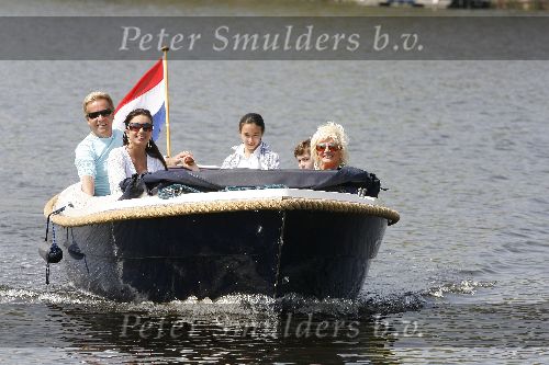Amsterdam 4 mei 2006
Ton en Hanny Veerkamp en Rosanna Lima met kinderen varen met boot op de Amstel