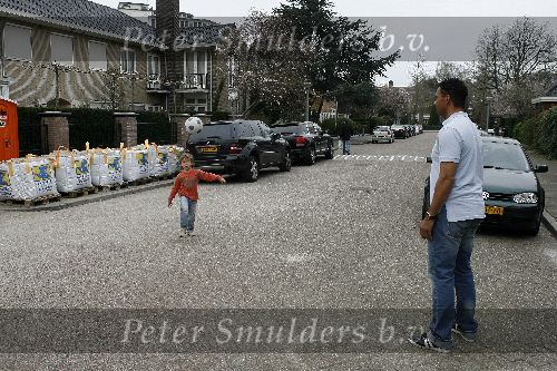 Amsterdam 21 april 2006
Ruud Gullit en zijn zoon Maxim aan het voetballen op straat