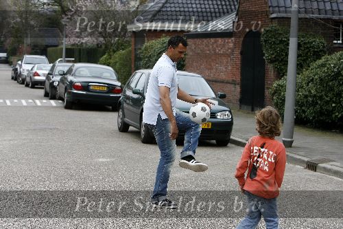 Amsterdam 21 april 2006
Ruud Gullit en zijn zoon Maxim aan het voetballen op straat
P
