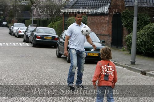 Amsterdam 21 april 2006
Ruud Gullit en zijn zoon Maxim aan het voetballen op straat