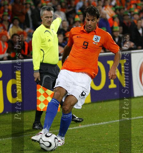 Zaterdag, 27 Mei 2006 Vriendschappelijke interland op weg naar het WK 2006 Nederland-Kameroen, eindstand 1-0
Ruud v Nistelrooy
© Edwin van Zandvoort