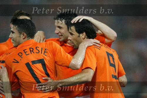 Zaterdag, 27 Mei 2006 Vriendschappelijke interland op weg naar het WK 2006 Nederland-Kameroen, eindstand 1-0
Ruud v Nistelrooy nadat hij Nederland op 1-0 heeft gebracht wordt hij gefeliciteerd door Robin v Persie en Mark v Bommel
© Edwin van Zandvoort