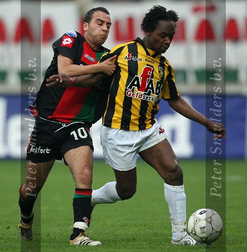 Nijmegen, 3 Mei 2006 Wedstrijd in de Play offs 2e wedstrijd NEC-Vitesse, eindstand 1-1 Seizoen 2005/2006
Said Boutahar in duel met Purrel Frankel
© foto Edwin van Zandvoort