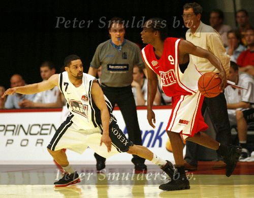 Den Bosch, 18 Mei 2006
Play Offs Basketbal Ned, Kampioenschap tussen Eifel Towers Den Bosch- MPC Capitols, eindstand 86-82 in The best of Seven De stand na 3 wedstrijden 2-1 in het voordeel van Den Bosch
Sam Jones
© foto Edwin van Zandvoort