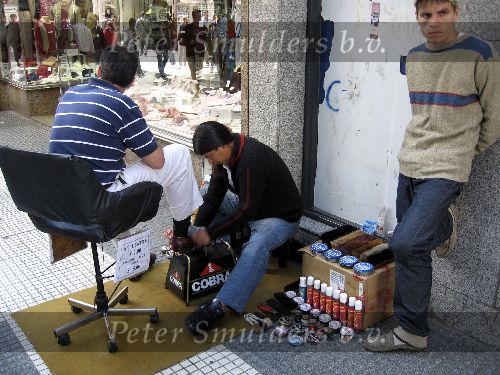 Buenos Aires 29 maart 2006
een schoenen poetser in de straten van Buenos Aires.
