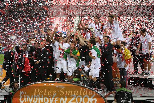 Eindhoven, 10 Mei 2006 Finale UEFA Cup Seizoen 2005/2006 tussen Middlesbrough FC-FC Sevilla, eindstand 0-4
Blijdschap en huldiging van de selektie van FC Sevilla
© Edwin van Zandvoort