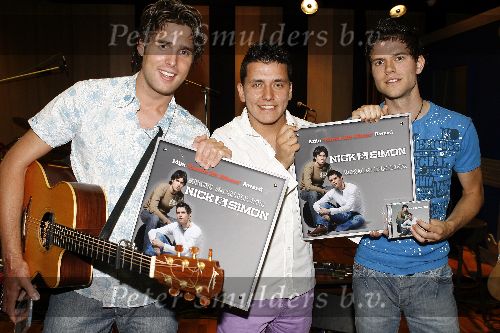 Hilversum 12 mei 2006
Presentatie cd Nick en Simon (Nick Schilder en Simon Keizer).
Jan Smit reikt eerste cd uit