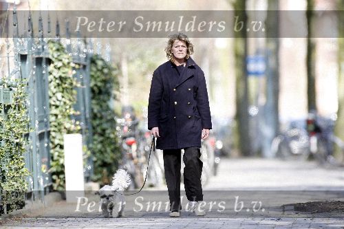 Amsterdam 14 april 2006
Simone Kleinsma wandelend met haar hondje