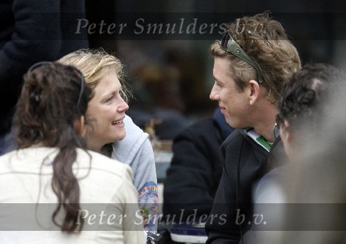 Amsterdam 23 april 2006
Sophie Hillebrand met haar vriendje Waldemar Torenstra op terras kussend