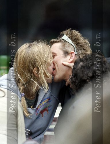 Amsterdam 23 april 2006
Sophie Hillebrand met haar vriendje Waldemar Torenstra op terras kussend