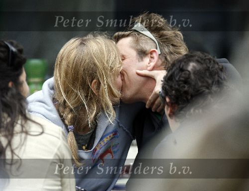 Amsterdam 23 april 2006
Sophie Hillebrand met haar vriendje Waldemar Torenstra op terras kussend