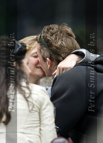 Amsterdam 23 april 2006
Sophie Hillebrand met haar vriendje Waldemar Torenstra op terras kussend