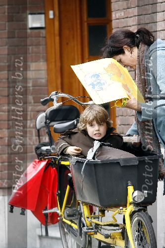 Amsterdam 20 april 2006
Susan Visser met  zoontje in bakfiets