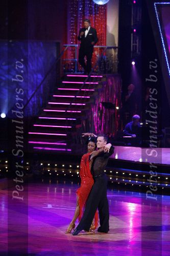 Hilversum 7 mei 2006
Dancing with the stars.
Sylvana Simons dansend en Ron Brandsteder zingend