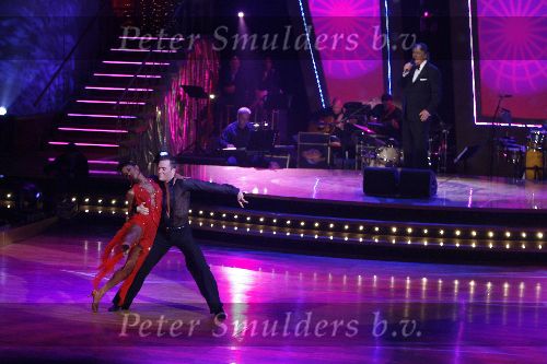 Hilversum 7 mei 2006
Dancing with the stars.
Sylvana Simons dansend met Ron Brandsteder dansend op achtergrond