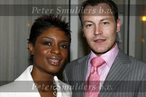 Hoofddorp  9 maart 2006
Premiere Succes in schouwburg Hoofddorp.
Sylvana Simons met een vriend