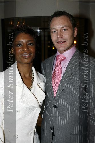 Hoofddorp  9 maart 2006
Premiere Succes in schouwburg Hoofddorp.
Sylvana Simons met een vriend