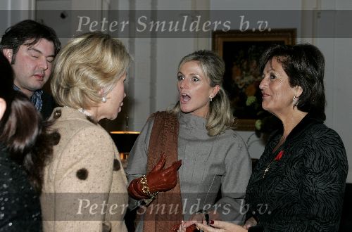 Amsterdam, 13 Maart 2006 Modeshow Frans Molenaar Zomerseizoen 2006
Sylvia Schmeitz in gesprek met o.a. Sylvia Toth en geheel links haar vriend waar ze niet mee op de foto wilde
