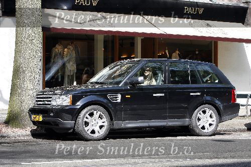 Amsterdam 2 mei 2006
tatjana met haar nieuwe Range Rover Jeep op de Beethovenstraat