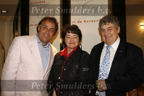 Amsterdam 9 april 2006
Chez Cas in de kersentuin met allemaal oude artiesten en relaties van Tonny Eyk.
Aad Ouborg met Teddy Scholten