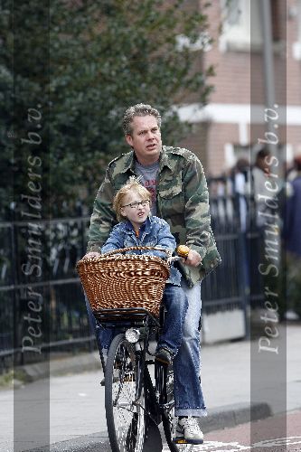 Amsterdam 23 april 2006
Thomas Acda met zijn zoontje op de fiets.