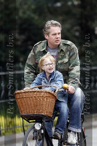 Amsterdam 23 april 2006
Thomas Acda met zijn zoontje op de fiets.
