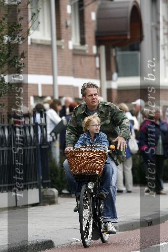 Amsterdam 23 april 2006
Thomas Acda met zijn zoontje op de fiets.