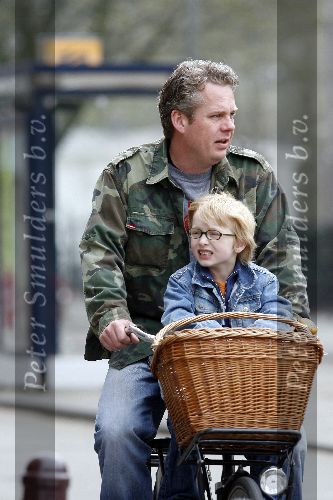 Amsterdam 23 april 2006
Thomas Acda met zijn zoontje op de fiets.
