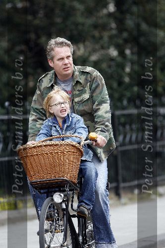 Amsterdam 23 april 2006
Thomas Acda met zijn zoontje op de fiets.
