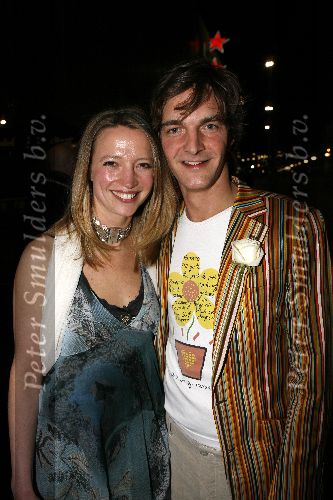 Amsterdam 7 maart 2006
Premiere ik omhels je met 1000 armen in Pathe arena.
Tijn Docter met vriendin